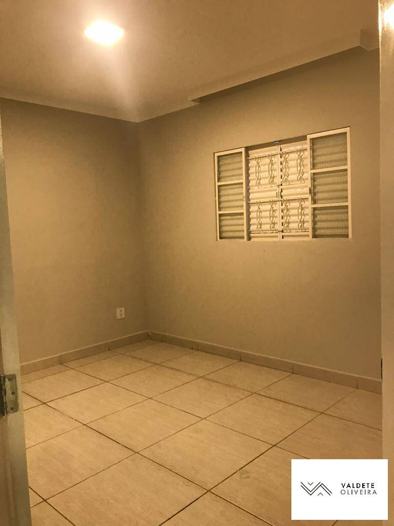 Casa à venda com 2 quartos, 200m² - Foto 2