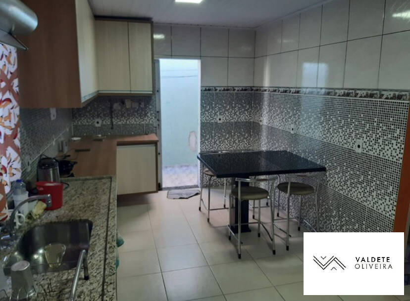 Casa à venda com 4 quartos, 140m² - Foto 2