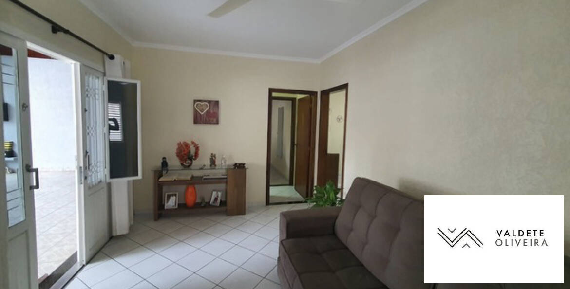 Casa à venda com 3 quartos, 235m² - Foto 1