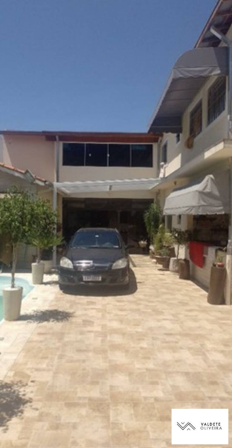 Casa à venda com 4 quartos, 300m² - Foto 1