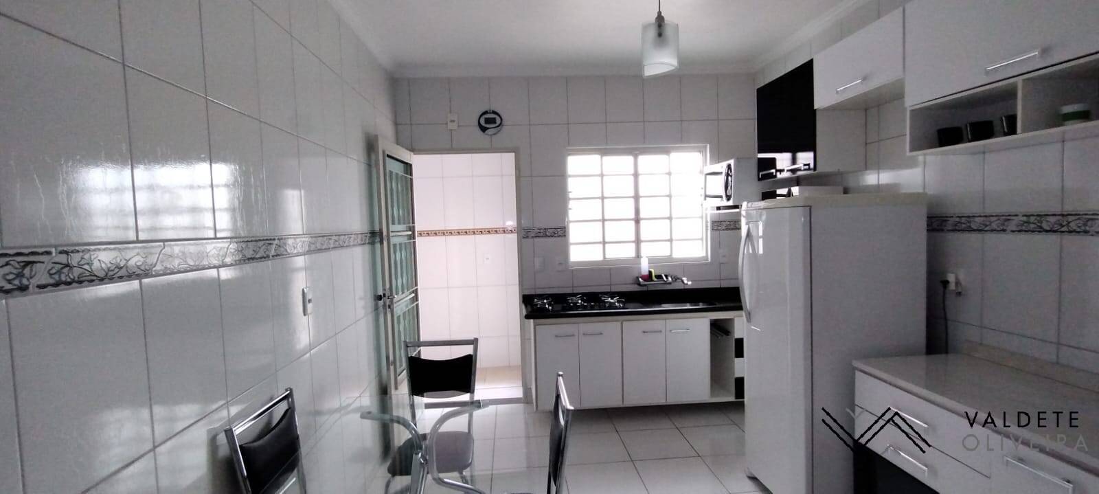 Casa à venda com 2 quartos, 125m² - Foto 1