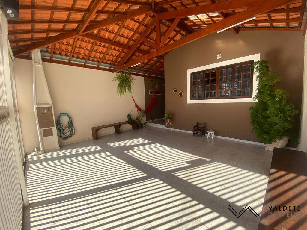 Casa à venda com 3 quartos, 150m² - Foto 1