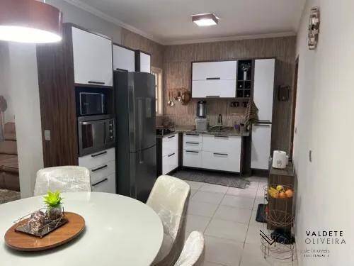 Casa à venda com 3 quartos, 144m² - Foto 1