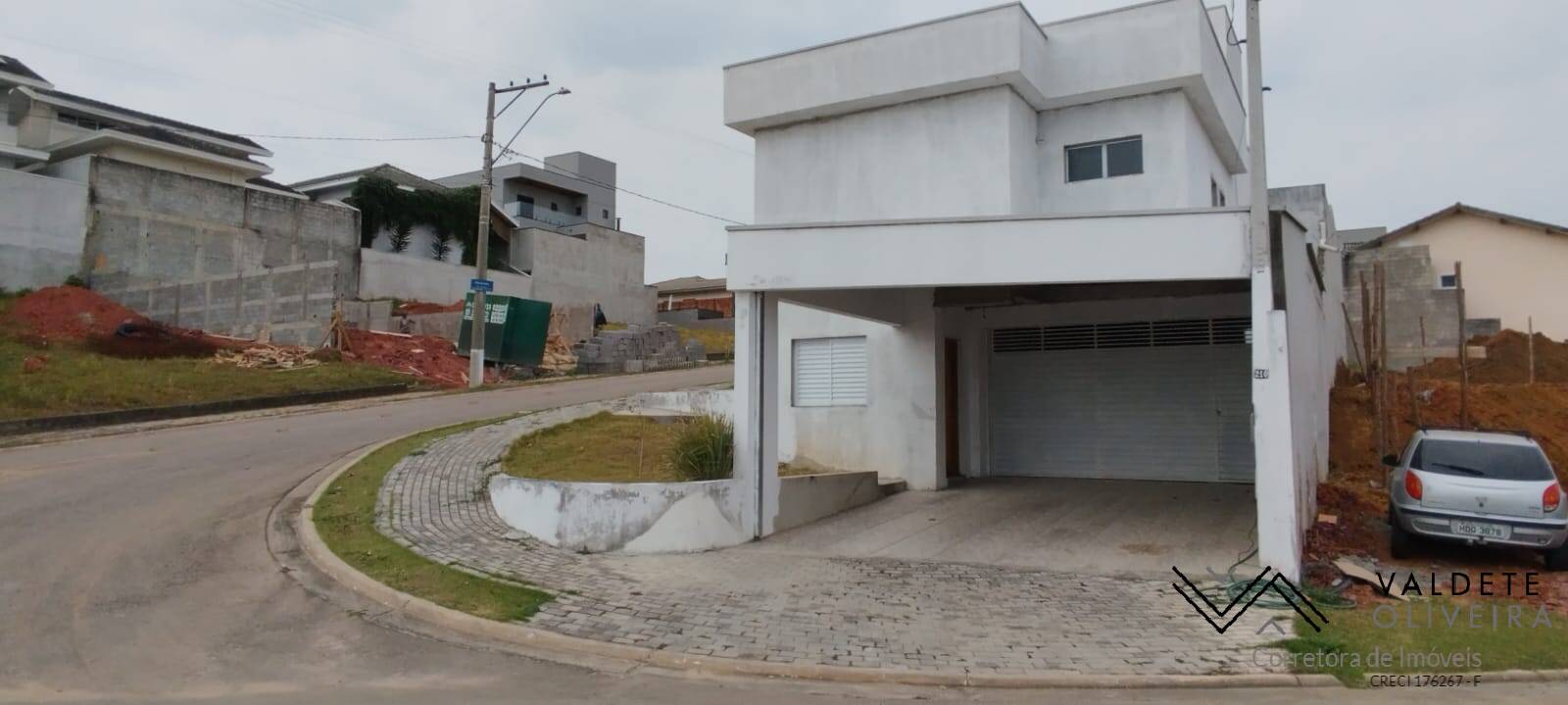 Casa de Condomínio à venda com 3 quartos, 240m² - Foto 1