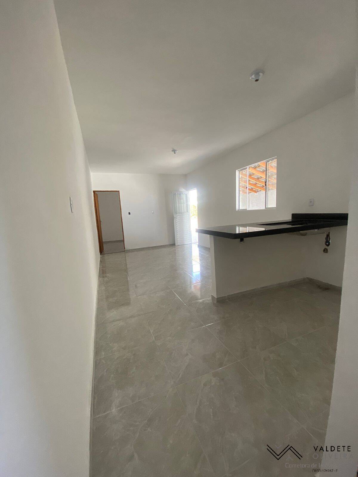 Casa à venda com 2 quartos, 80m² - Foto 1