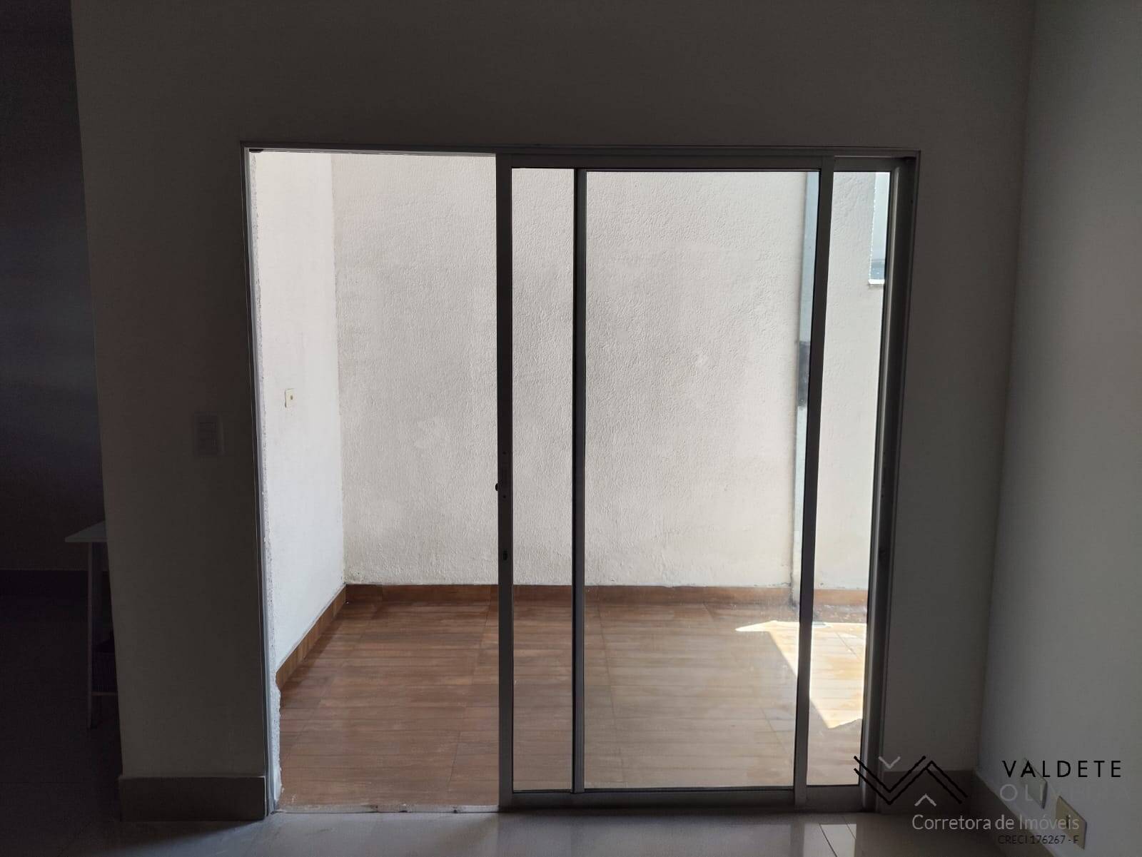 Casa à venda com 2 quartos, 65m² - Foto 3